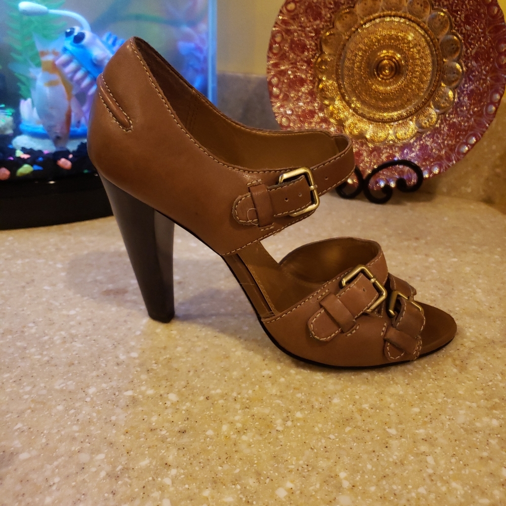 Tahari sandals - Picture 3 of 6